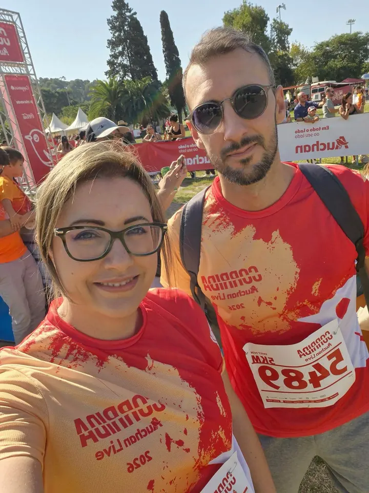 Selfie do fundador do myIBDaily com uma acompanhante no final de uma corrida de 5 km, ambos com a t-shirt da prova.